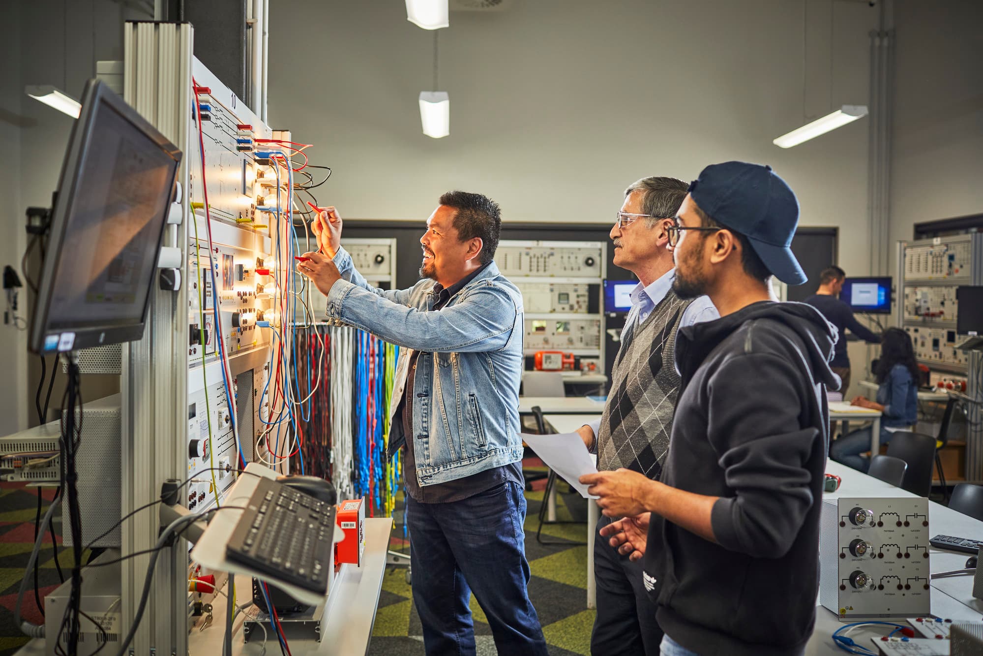 UVV Prüfung ortsveränderlicher elektrischer Geräte – Sicherheit für den Arbeitsalltag